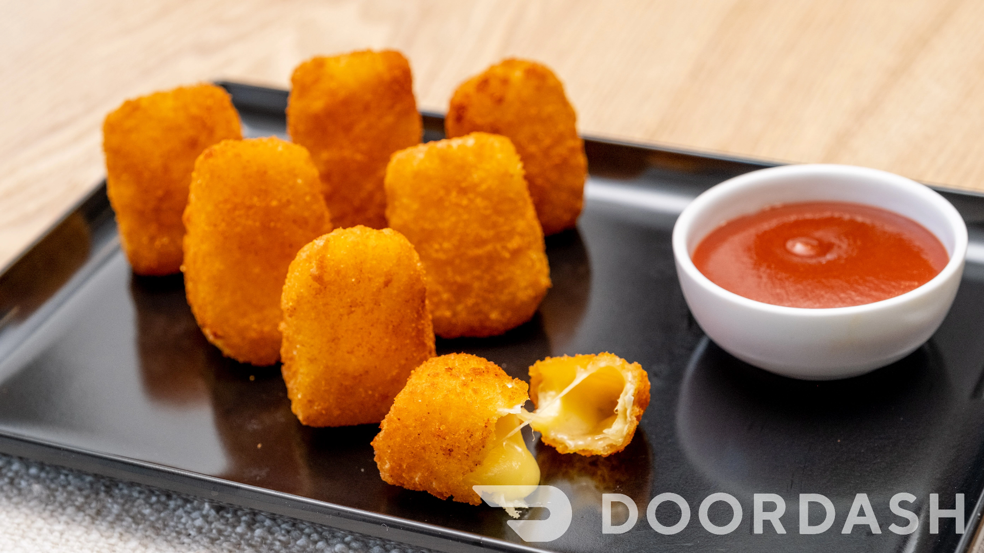 Cheesy cheese bites with dip
